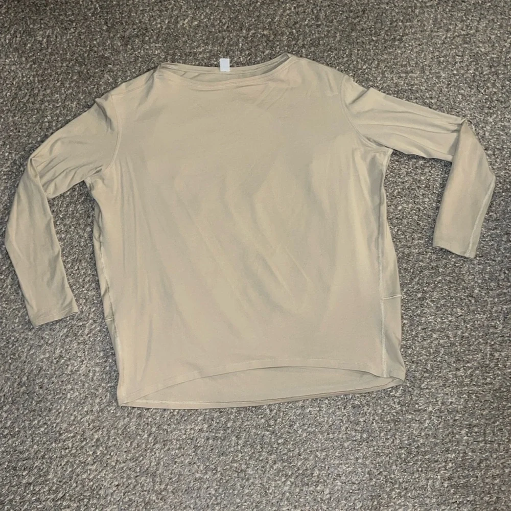 Lululemon top. 0 - Picture 1 of 7